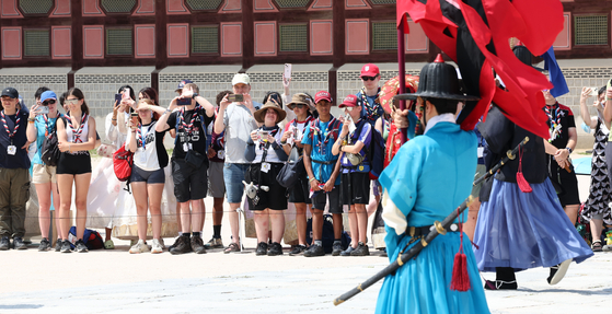 British scouts watch the changing of the guards at Gyeongbok Palace in central Seoul on Monday. [YONHAP]